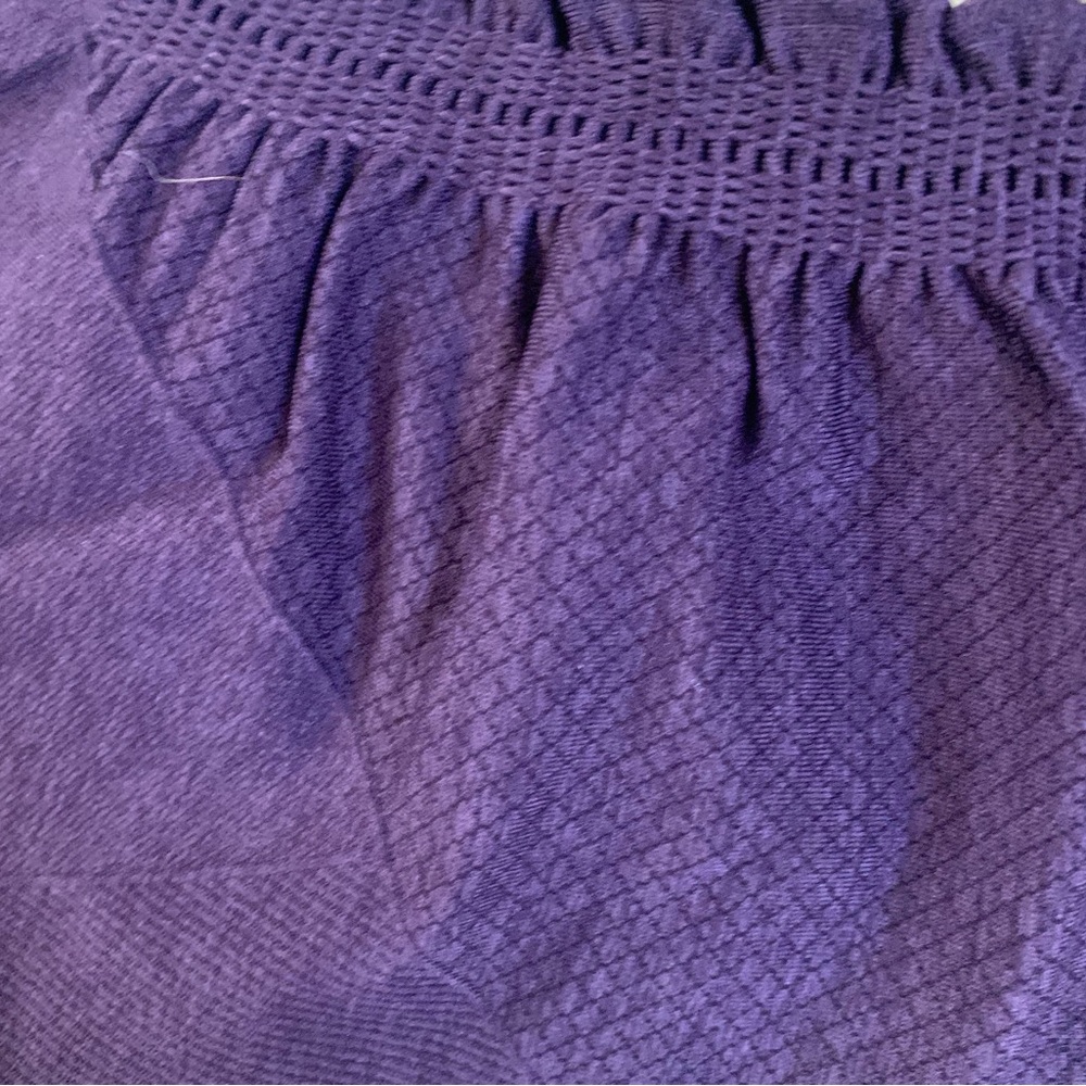 SZ 4 Lululemon Plum Wunder Under 
Capri Length 
Excellent Condition - Picture 5 of 5